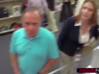 Επιχείρηση damsel παίρνει showered με λεφτά