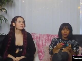 Дълго коси лесбийка sabina rouge съблазнява сладъл gamer красота джена foxx&excl;