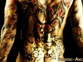 Грудаста tattoed повія їде
