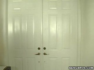 Short haired strumpet dylan ryder taking a stiff manhood in her mouth like a çupa-çups