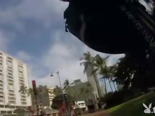 बड़ा आकर्षक badass लड़कियां पानी surfing