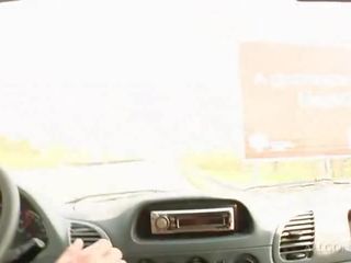 Si rambut coklat tramp memberi bj dan mendapat faraj dipaku dalam yang b