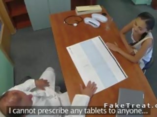 Медицински човек чука руски пациент
