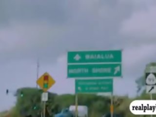 सुडौल badass लड़कियां पानी surfing और skydiving में hawaii