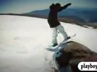 בחורות להכות ה מים ל surfing ו - ה שֶׁלֶג ל boarding