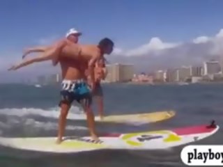 Khỏa thân badass babes enjoyed nước surfing với các thực chuyên nghiệp