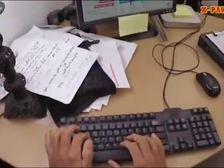Με πλούσιο στήθος επιχείρηση γυναίκα γεμιστό με pawn youngster